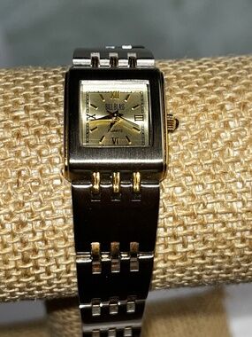 vintage ladies bill blass gold watch New Battery 20mm